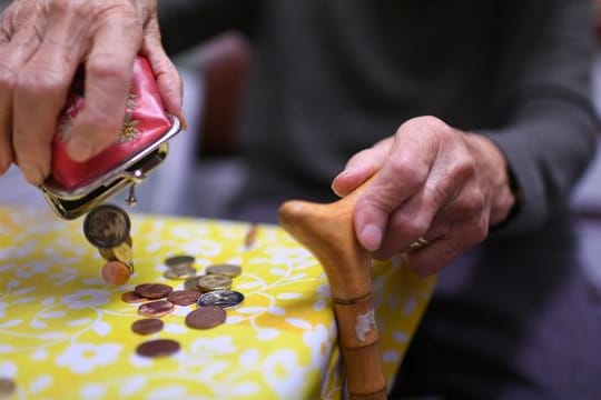 Müssen Menschen in Deutschland in Zukunft (noch) länger arbeiten? Manche Experten halten das für unvermeidbar.