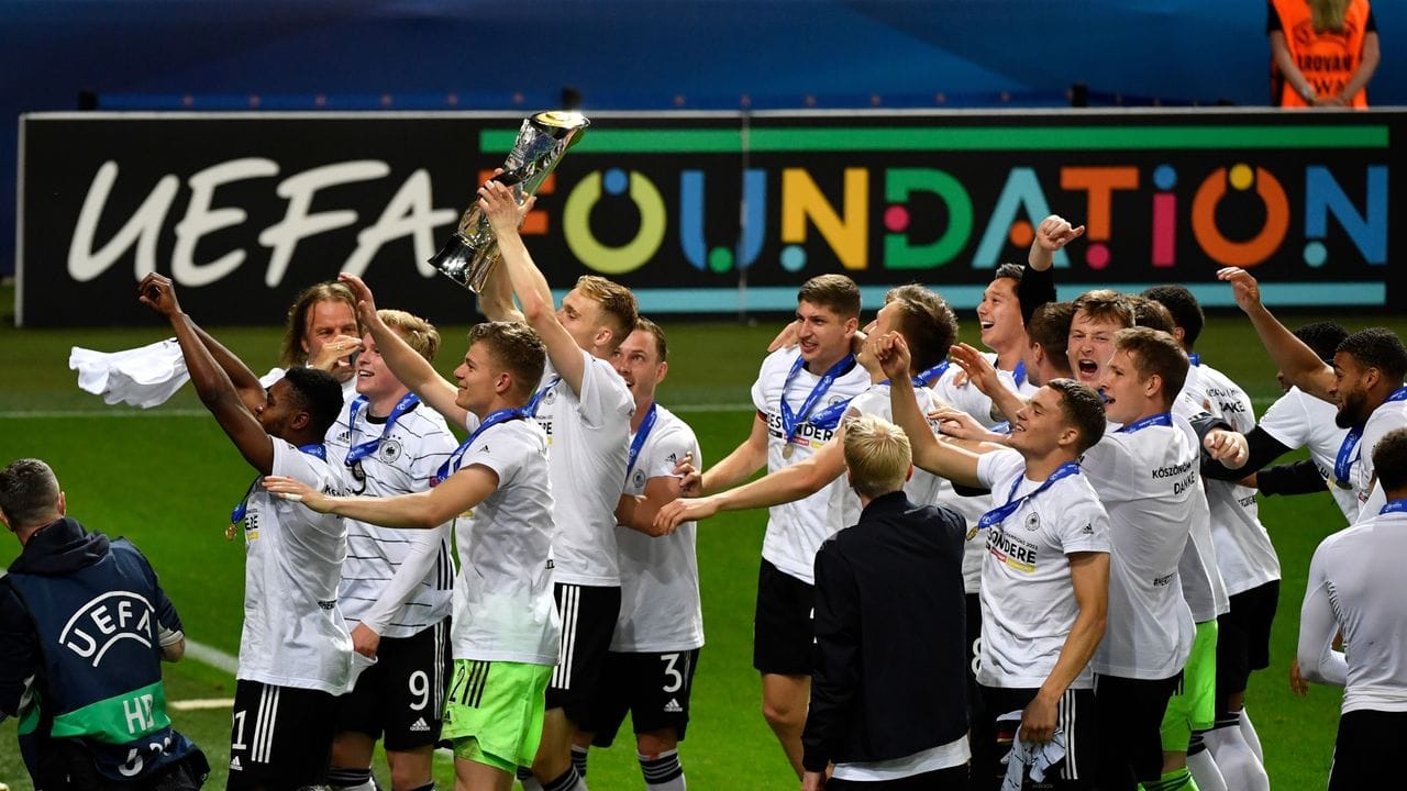 Die deutsche Spieler feiern nach dem Finalsieg mit der Trophäe.