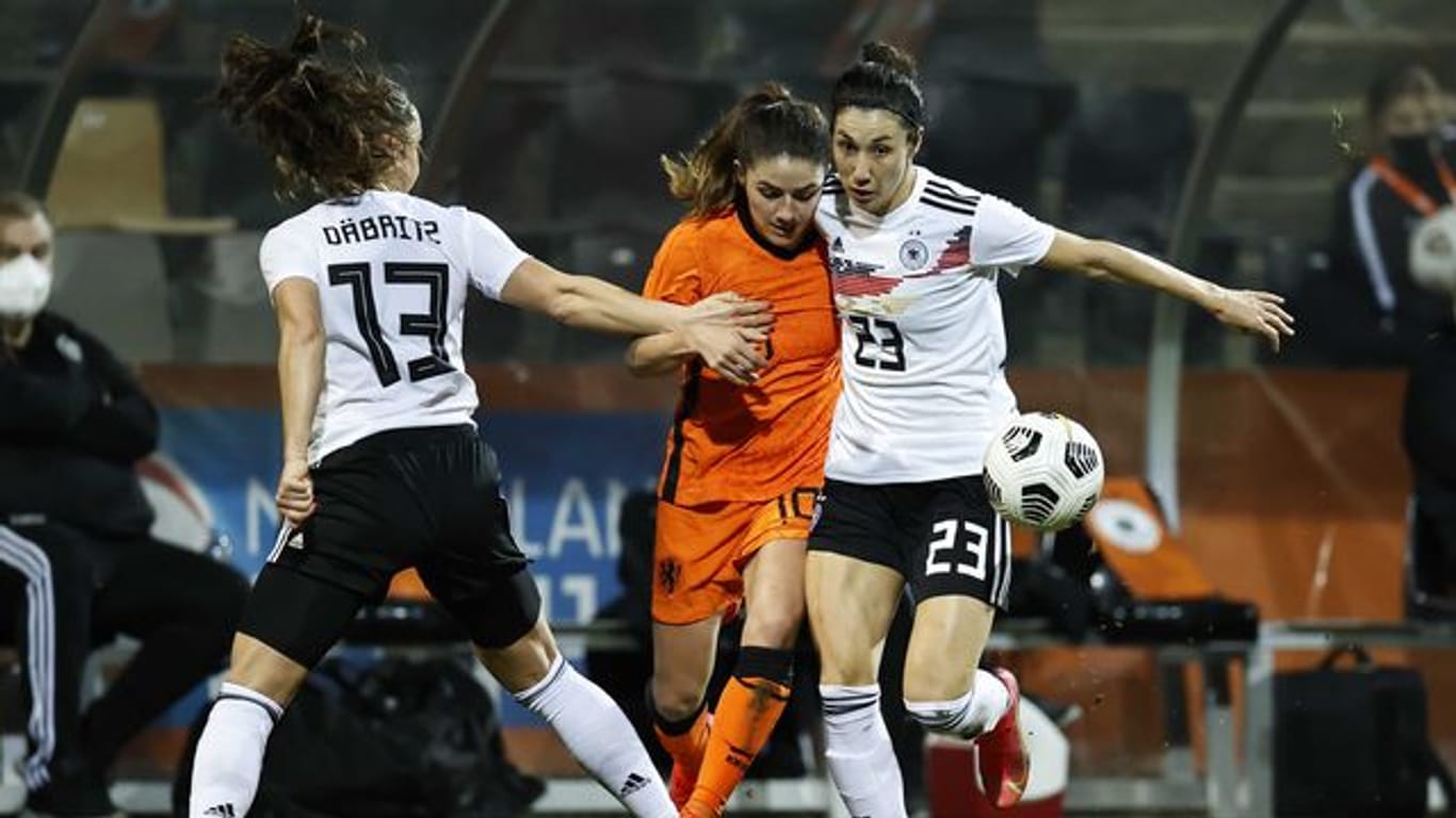 Sara Doorsoun (r) wird dem DFB-Team in den Länderspielen fehlen.
