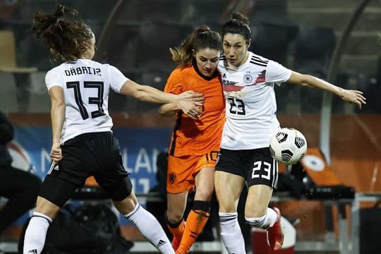 Sara Doorsoun (r) wird dem DFB-Team in den Länderspielen fehlen.