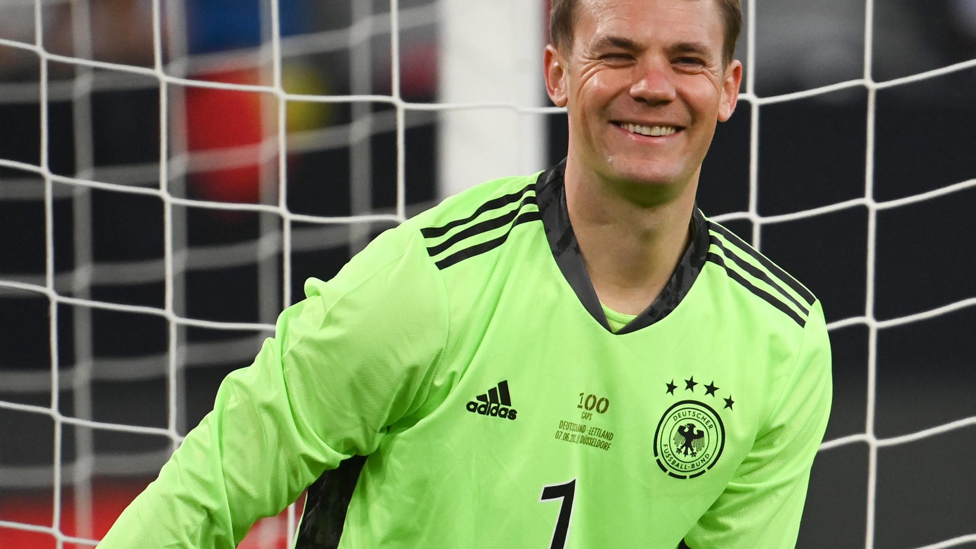 Manuel Neuer: Hatte bei seinem 100. Länderspiel nichts zu tun und hätte in der ersten Halbzeit die Partie auch vom Sofa aus verfolgen können. Im zweiten Durchgang dann ähnlich beschäftigungslos. Beim Gegentor chancenlos. Note 3.