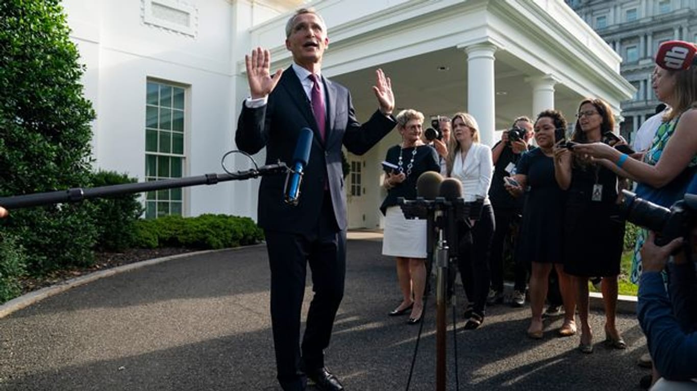 Nato-Generalsekretär Jens Stoltenberg spricht zu Reportern nach einem Treffen mit US-Präsident Biden im Weißen Haus.