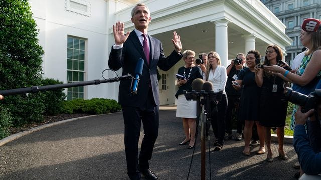 Nato-Generalsekretär Jens Stoltenberg spricht zu Reportern nach einem Treffen mit US-Präsident Biden im Weißen Haus. Nato-Generalsekretär Jens Stoltenberg spricht zu Reportern nach einem Treffen mit US-Präsident Biden im Weißen Haus.