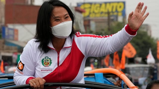 Präsidentschaftskandidatin Keiko Fujimori von der Partei Popular Force winkt ihren Anhängern zu.