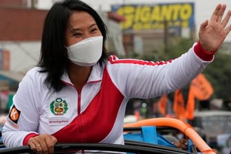 Präsidentschaftskandidatin Keiko Fujimori von der Partei Popular Force winkt ihren Anhängern zu.