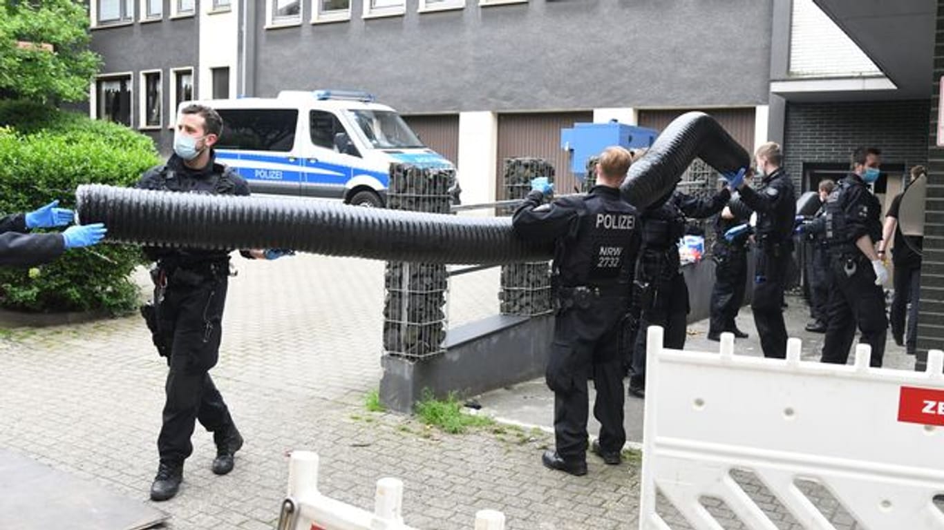 Einsatzkräfte stehen bei einem großangelegten Einsatz gegen die Rauschgiftkriminalität vor einem Bürogebäude in Essen.