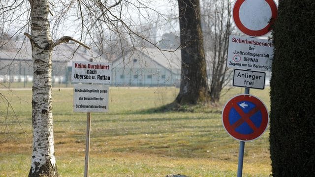Blick auf die Justizvollzugsanstalt in Bernau am Chiemsee.