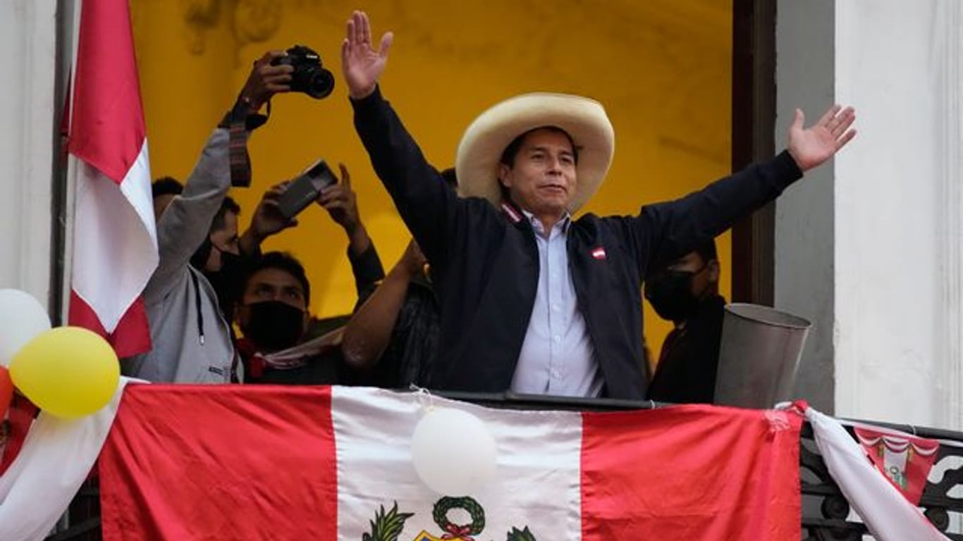 Präsidentschaftskandidat Pedro Castillo winkt Anhängern zu.