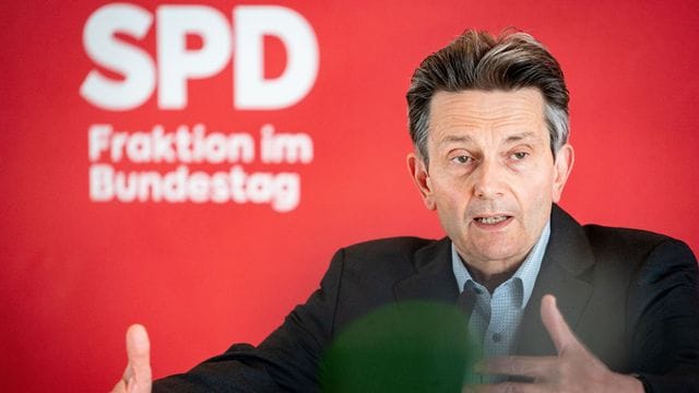 "Herr Spahn sollte nicht nach einer Entschuldigung rufen, sondern an der Aufklärung mitwirken": Rolf Mützenich. "Herr Spahn sollte nicht nach einer Entschuldigung rufen, sondern an der Aufklärung mitwirken": Rolf Mützenich.