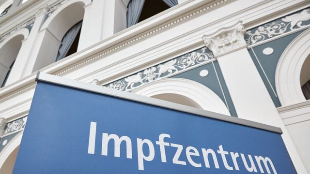Ein Aufsteller mit der Aufschrift "Impfzentrum" in Hamburg. Ein Aufsteller mit der Aufschrift "Impfzentrum" in Hamburg.