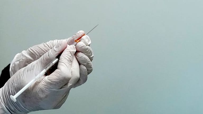 Die NGOs warnen , dass ohne eine Ausweitung der Impfungen in Entwicklungsländern das Virus weiter mutieren und heutige Impfstoffe unwirksam machen könnte.