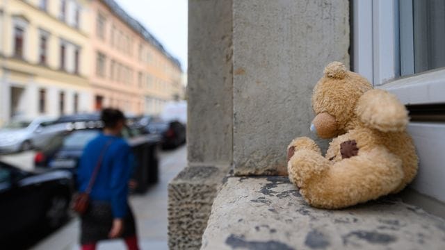 Ein Plüschteddy liegt in der Dresdner Neustadt auf einem Fensterbrett.