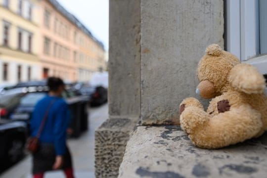 Ein Plüschteddy liegt in der Dresdner Neustadt auf einem Fensterbrett.