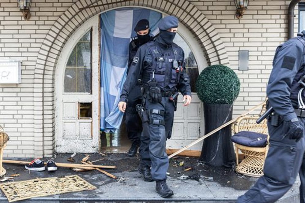 Bei Ermittlungen gegen Clankriminalität durchsuchen derzeit Spezialkräfte der Polizei rund 30 Objekte in Nordrhein-Westfalen.