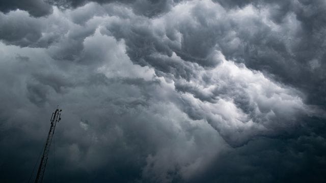 Eine dichte Gewitterfront braut sich in Kalkutta zusammen. Eine dichte Gewitterfront braut sich in Kalkutta zusammen.