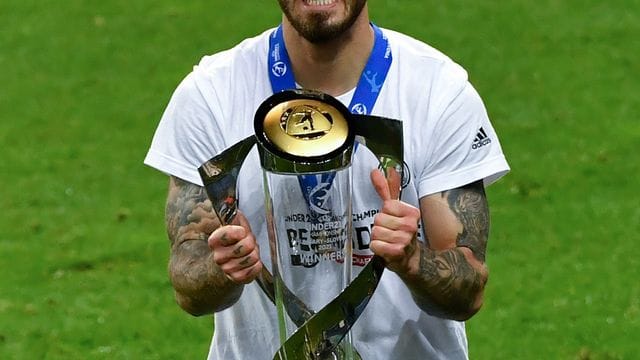 Niklas Dorsch posiert mit dem EM-Pokal der U21.
