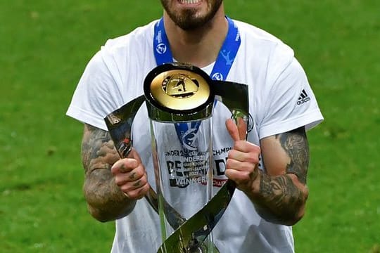 Niklas Dorsch posiert mit dem EM-Pokal der U21.