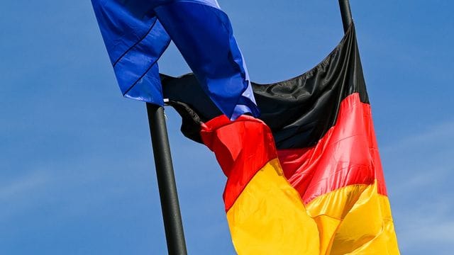 Die Flagge der Bundesrepublik Deutschland und die Europaflagge.
