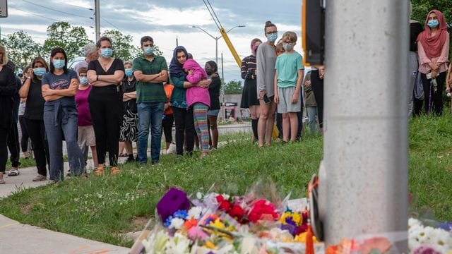 Menschen in London (Ontario) trauern am Ort des Angriffs um die verstorbenenen Menschen aus ihrer Gemeinde.