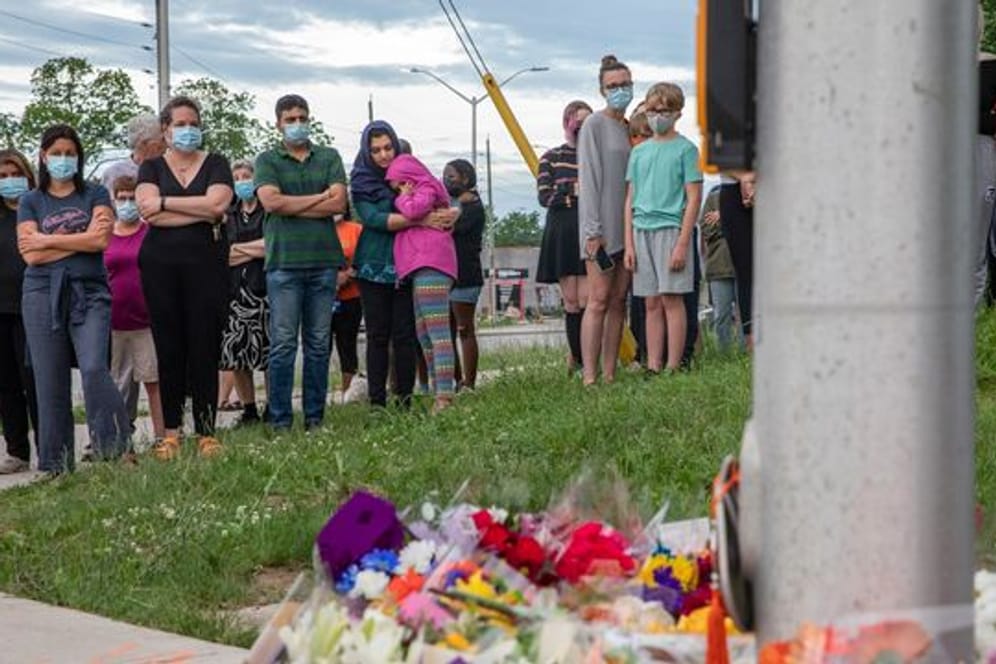 Menschen in London (Ontario) trauern am Ort des Angriffs um die verstorbenenen Menschen aus ihrer Gemeinde.