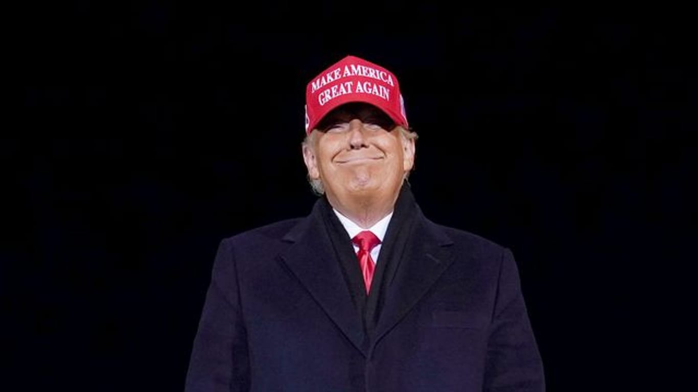 Donald Trump lächelt nach einer Wahlkampfkundgebung.