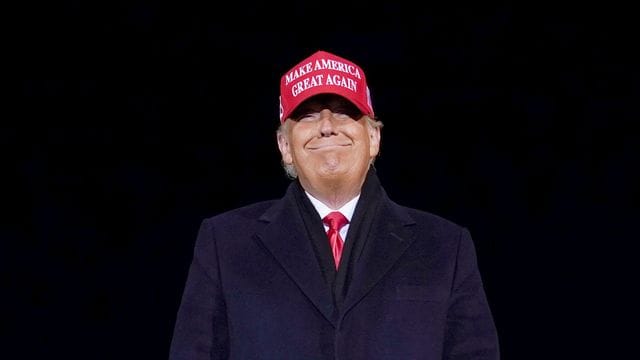Donald Trump lächelt nach einer Wahlkampfkundgebung. Donald Trump lächelt nach einer Wahlkampfkundgebung.