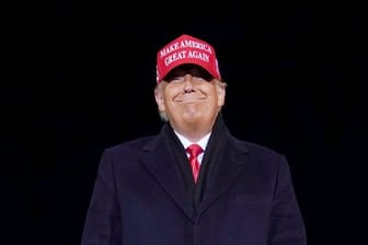 Donald Trump lächelt nach einer Wahlkampfkundgebung.