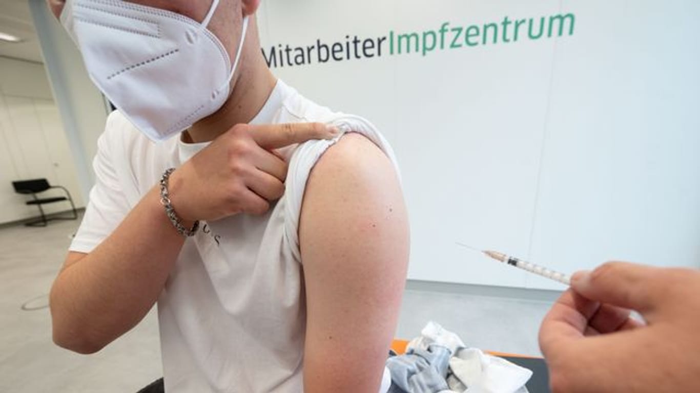 Ein Mann wird mit dem Corona-Impfstoff von Biontech/Pfizer geimpft.