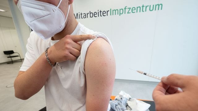 Ein Mann wird mit dem Corona-Impfstoff von Biontech/Pfizer geimpft.