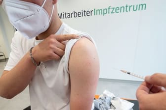 Ein Mann wird mit dem Corona-Impfstoff von Biontech/Pfizer geimpft.