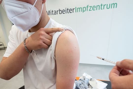 Ein Mann wird mit dem Corona-Impfstoff von Biontech/Pfizer geimpft.