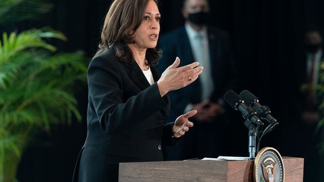 Kamala Harris, Vizepräsidentin der USA, spricht zu den Medien.