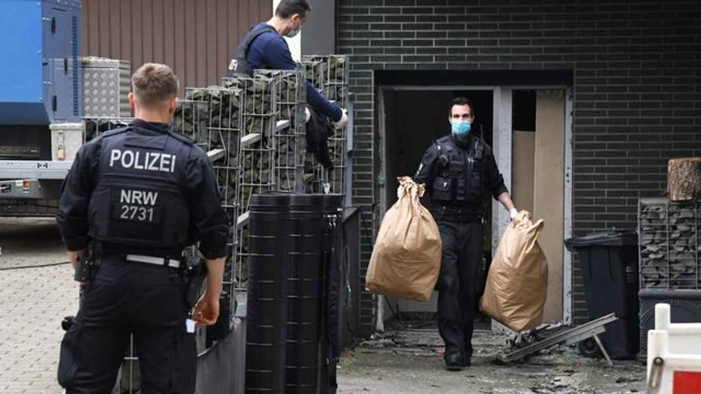 Einsatzkräfte bei einem großangelegten Einsatz gegen die Rauschgiftkriminalität vor einem Bürogebäude in Essen.