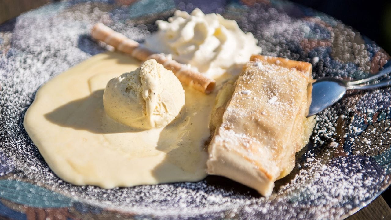 Der Klassiker unter den Strudeln ist der Apfelstrudel. Der Klassiker unter den Strudeln ist der Apfelstrudel.