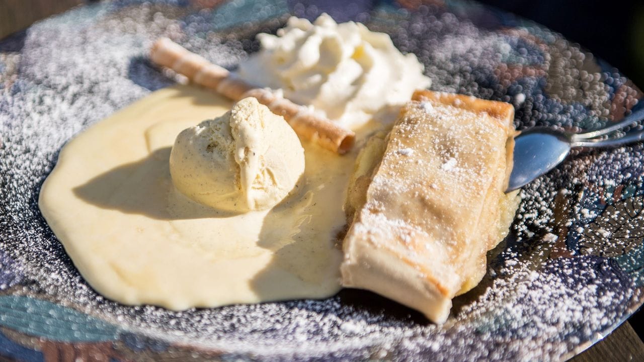 Der Klassiker unter den Strudeln ist der Apfelstrudel.