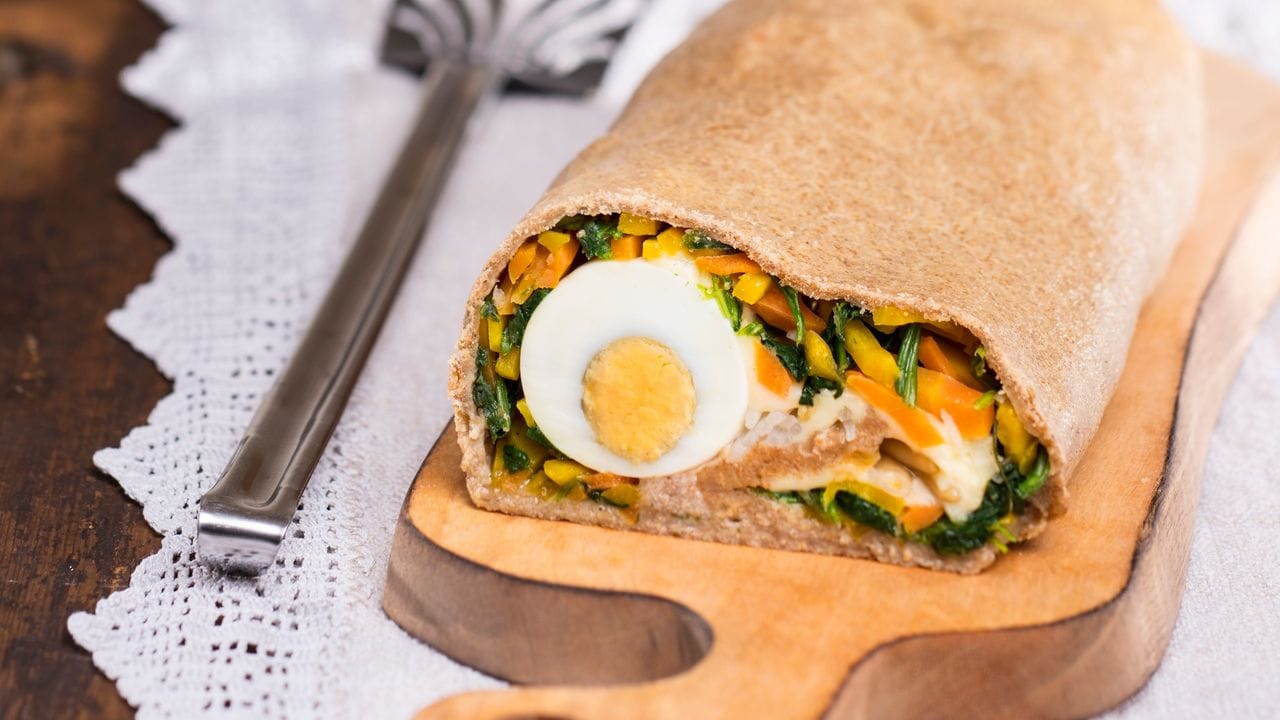 Der Vollkornstrudel mit einer Füllung aus Spinat, Eiern und Käse wird zu einer recht herzhaften Angelegenheit. Der Vollkornstrudel mit einer Füllung aus Spinat, Eiern und Käse wird zu einer recht herzhaften Angelegenheit.
