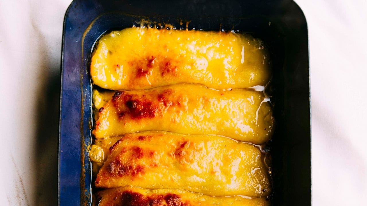 Der Strudel aus Kartoffelteig wird von Dominik Klier auf dem Münchner Viktualienmarkt mit Sauerrahm und Äpfeln gefüllt. Der Strudel aus Kartoffelteig wird von Dominik Klier auf dem Münchner Viktualienmarkt mit Sauerrahm und Äpfeln gefüllt.