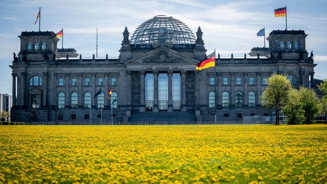 Das Reichstagsgebäude in Berlin am Morgen.