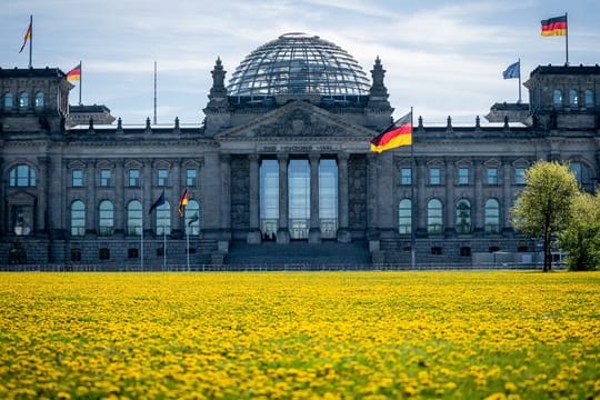 Das Reichstagsgebäude in Berlin am Morgen.
