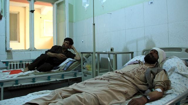 Verletzte Arbeiter der Minenräumorganisation Halo Trust werden in einem Krankenhaus in der nördlichen Provinz Baghlan behandelt.