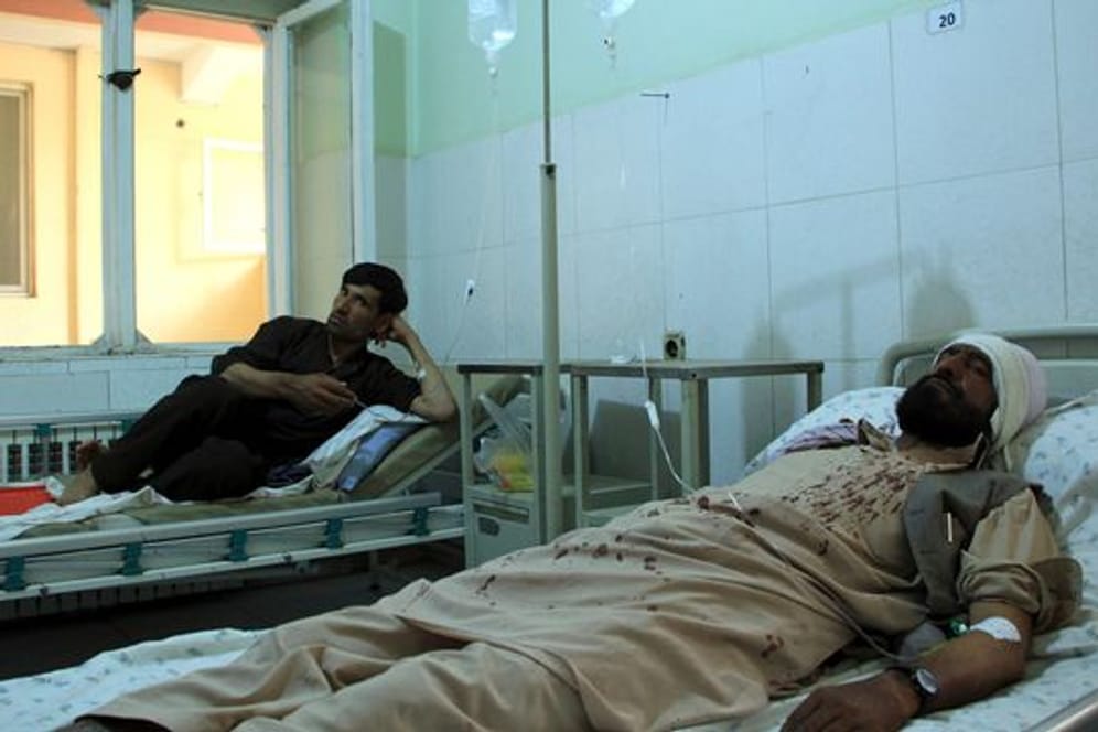 Verletzte Arbeiter der Minenräumorganisation Halo Trust werden in einem Krankenhaus in der nördlichen Provinz Baghlan behandelt.