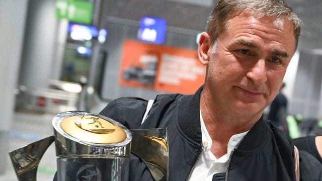 Stefan Kuntz posiert mit dem EM-Pokal der U21.