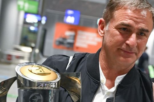 Stefan Kuntz posiert mit dem EM-Pokal der U21.