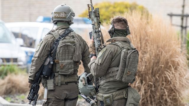 Beamte eines Spezialeinsatzkommandos (SEK) der Frankfurter Polizei stehen an einem Einsatzort im Osten der Stadt (Symbolbild). Beamte eines Spezialeinsatzkommandos (SEK) der Frankfurter Polizei stehen an einem Einsatzort im Osten der Stadt (Symbolbild).
