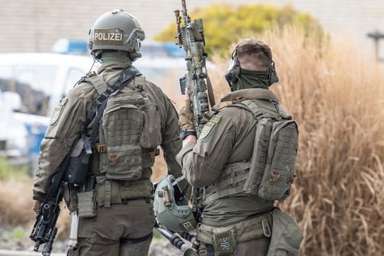 Beamte eines Spezialeinsatzkommandos (SEK) der Frankfurter Polizei stehen an einem Einsatzort im Osten der Stadt (Symbolbild).