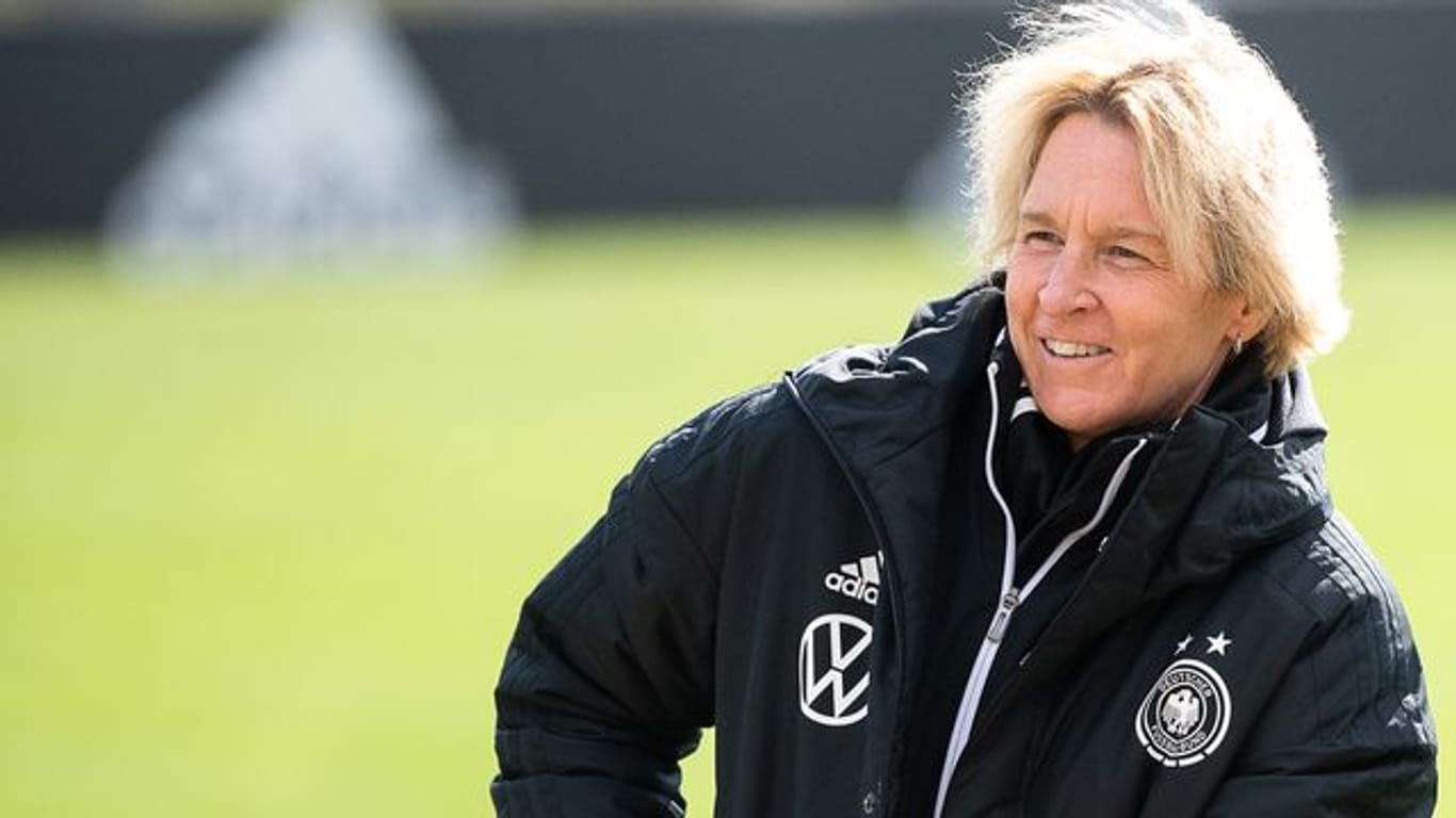 Muss für das Länderspiel gegen Frankreich weitere Ausfälle hinnehmen: Frauen-Bundestrainerin Martina Voss-Tecklenburg.