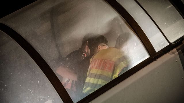 Polizeibeamte begleiten einen Afghanen in ein Charterflugzeug (Archivbild). Polizeibeamte begleiten einen Afghanen in ein Charterflugzeug (Archivbild).