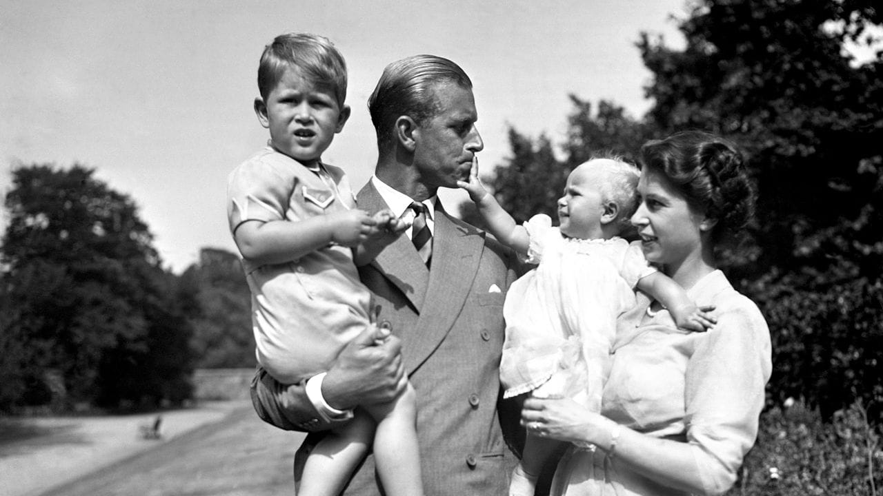 Familienidyll: Prinzessin Elizabeth hält Prinzessin Anne in den Armen und Prinz Philip trägt den kleinen Charles (1951). Familienidyll: Prinzessin Elizabeth hält Prinzessin Anne in den Armen und Prinz Philip trägt den kleinen Charles (1951).