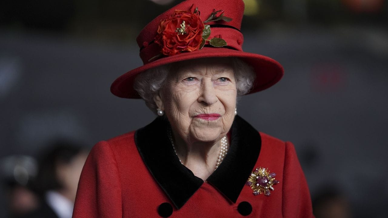 Er ist immer bei ihr: Die Queen trägt eine Brosche, die ihr einst von Prinz Philipp geschenkt wurde. Er ist immer bei ihr: Die Queen trägt eine Brosche, die ihr einst von Prinz Philipp geschenkt wurde.