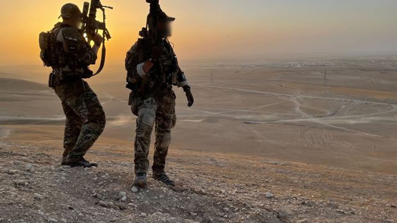 Soldaten des Kommando Spezialkräfte (KSK) sichern das Gelände nahe dem Camp Marmal im Norden Afghanistans.